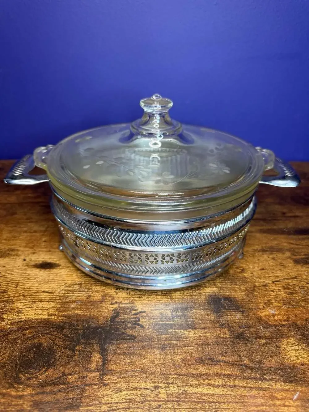 VTG Pyrex Clear Glass Casserole Dish with Floral Etched Lid and Metal Cradle